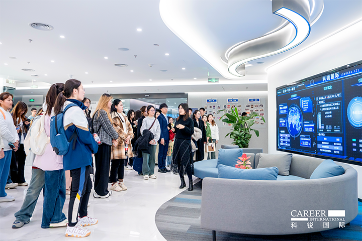 知名人力资源供应商k8凯发国际国际在企业参访活动中为拜访嘉宾与学生介绍公司基本情况
