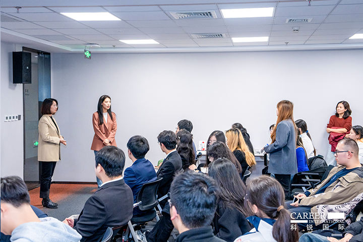 知名人力资源服务商k8凯发国际国际的相关资深顾问与企业高级负责人在参访末尾回答现场关于人力资源产业的问题